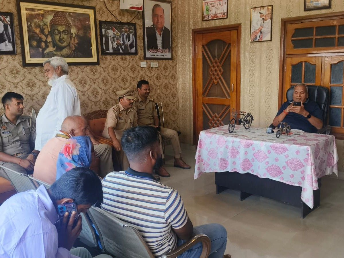 SP leaders , house arrest , Deoria, administration tightensl, proposed protest