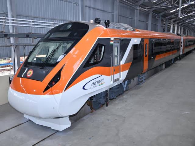 Bhopal-Delhi ,Vande Bharat , saffron livery, passengers 