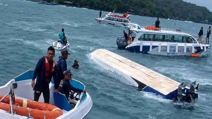boat accident , Vietnam; boat carrying Indian tourists capsizes.