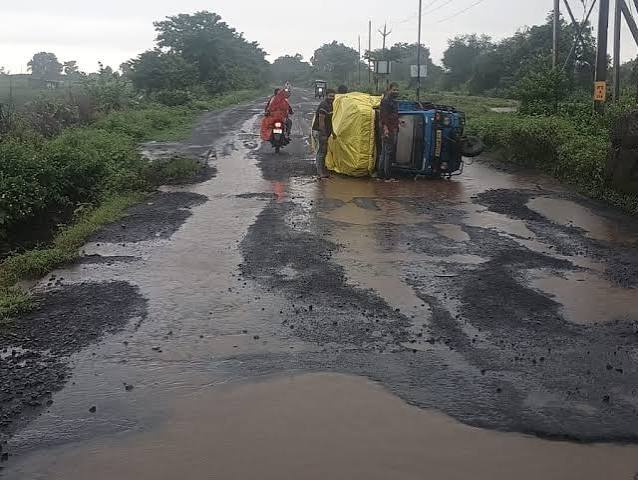 Minister, e poor condition, Khandwa-Mundi road