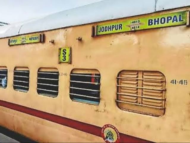 Midnight robbery, Jodhpur-Bhopal Express,  passengers