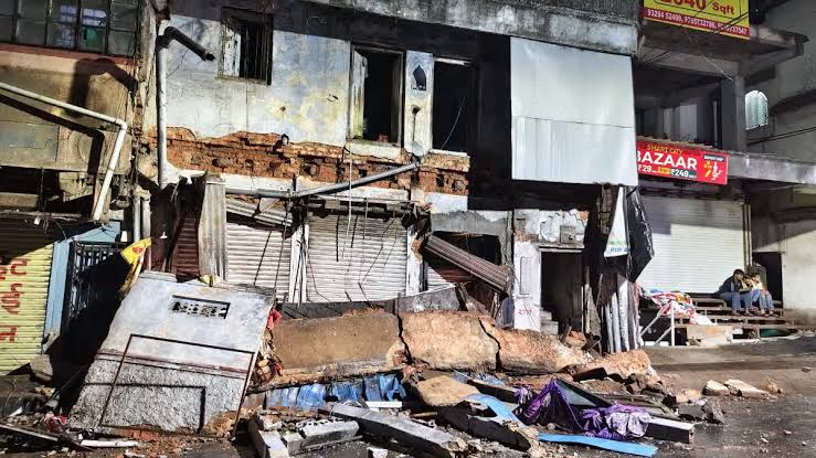 Balcony ,90-year-old house ,Bhopal, people 