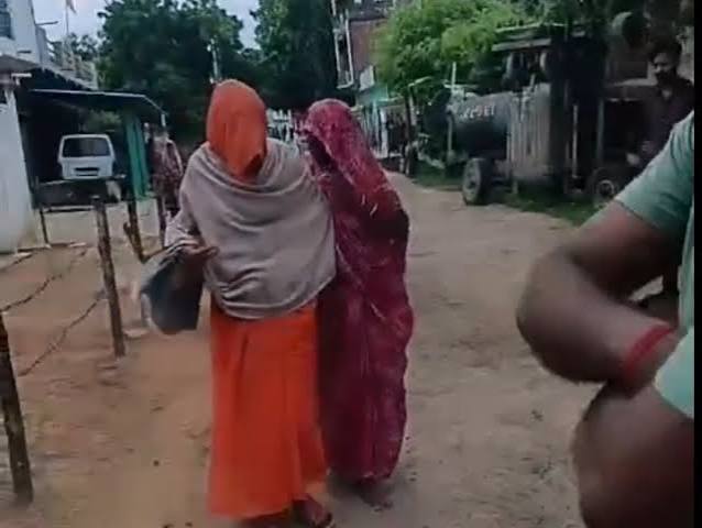 Roadside delivery, Tikamgarh, Woman , birth ,tamarind tree.