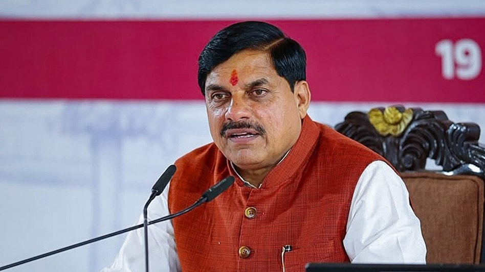   CM Mohan Yadav had his convoy stopped and interacted with children.