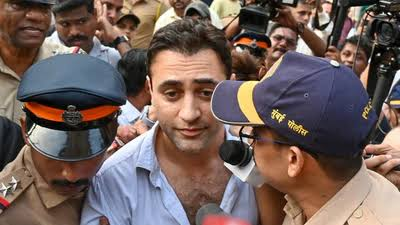   Actor Imran Khan has been issued a notice to leave India, with time till October 28.