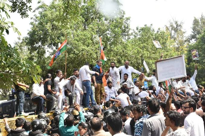   BJP fired water cannon to surround Congress office in Bhopal